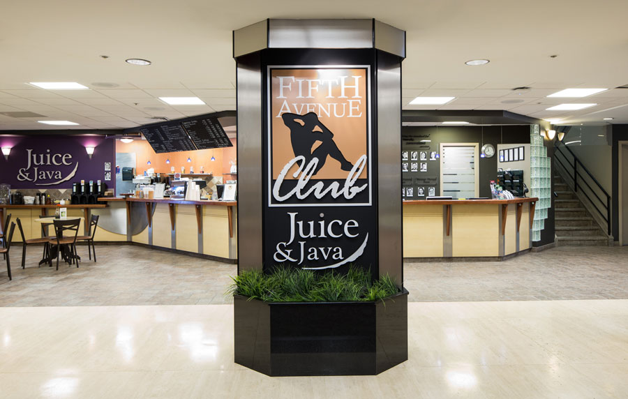 Fifth Avenue Club entrance with reception and Juice & Java bar in the background
